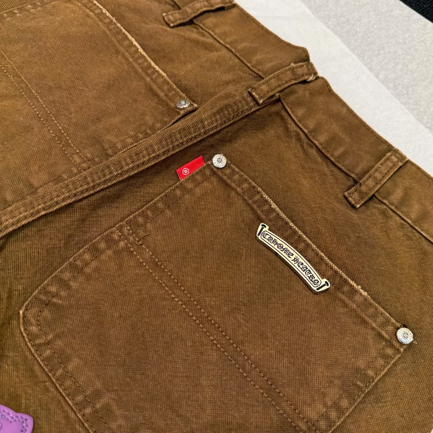 P310 Style number: D374 Chrome Hearts Chrome Hearts brown logging purple leather overalls. Heavy canvas material, double-layer fabric on the knees, multi-pocket design. Color #logging brown purple leather. Size #28-36 (s m l Waist 85 Hips 110 Length 106 Opening 21.5